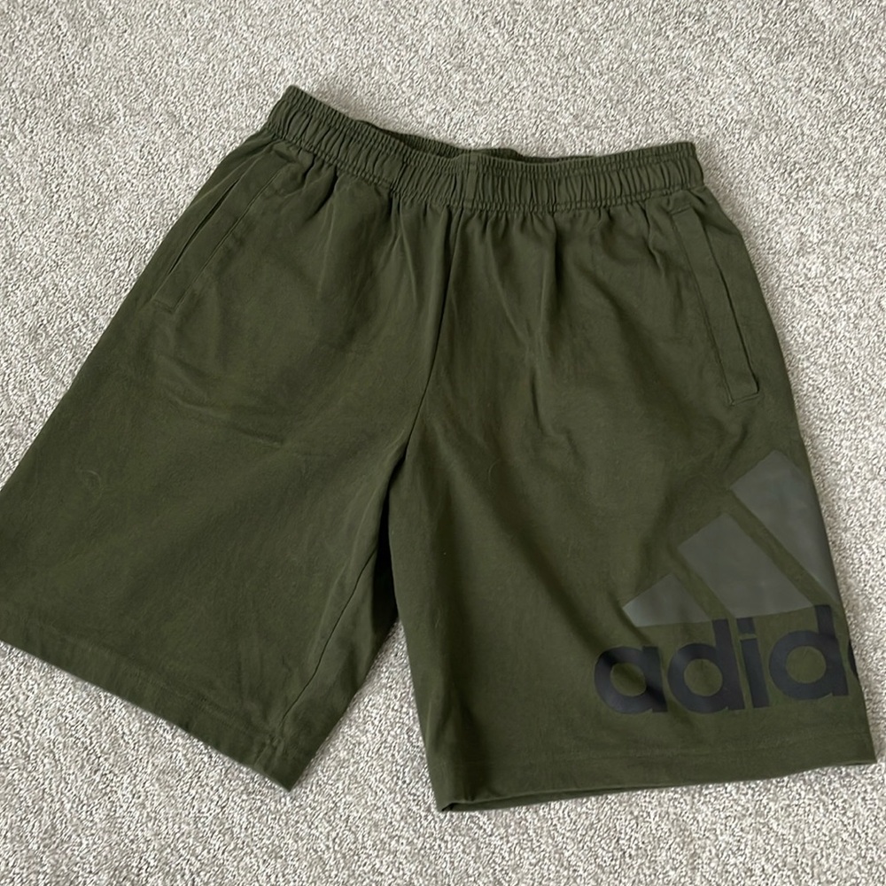 NWOT MENS ADIDAS LOGO army green elastic waist shorts